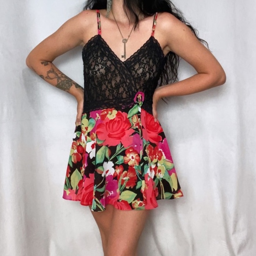 GOLD LABEL VINTAGE VICTORIAS SECRET ROSE LACE SLIP - Picture 2 of 6